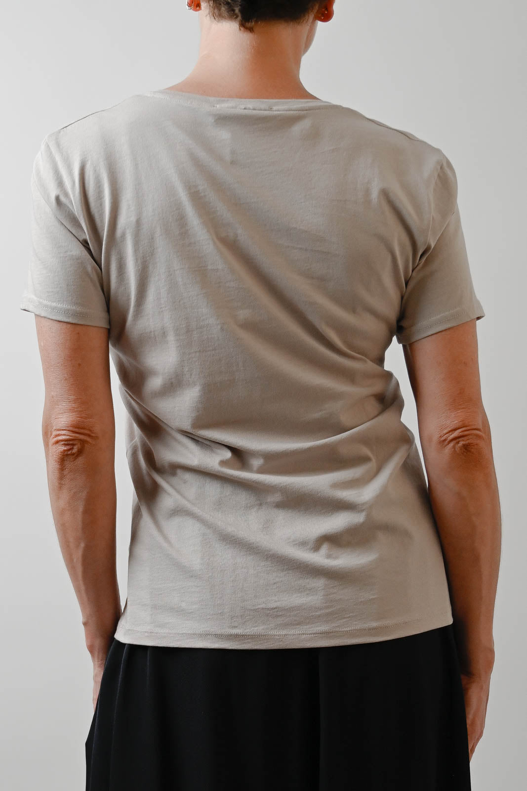 Vestibule Garderobe, T-Shirt V-Neck in Dune