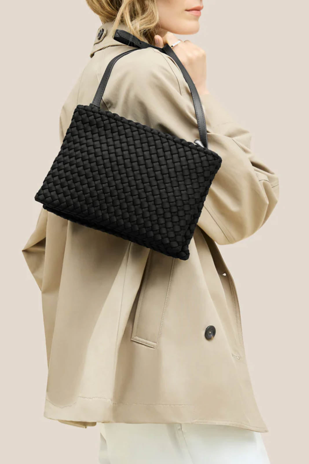 Naghedi, Tasche Soho Envelope Crossbody in Onyx