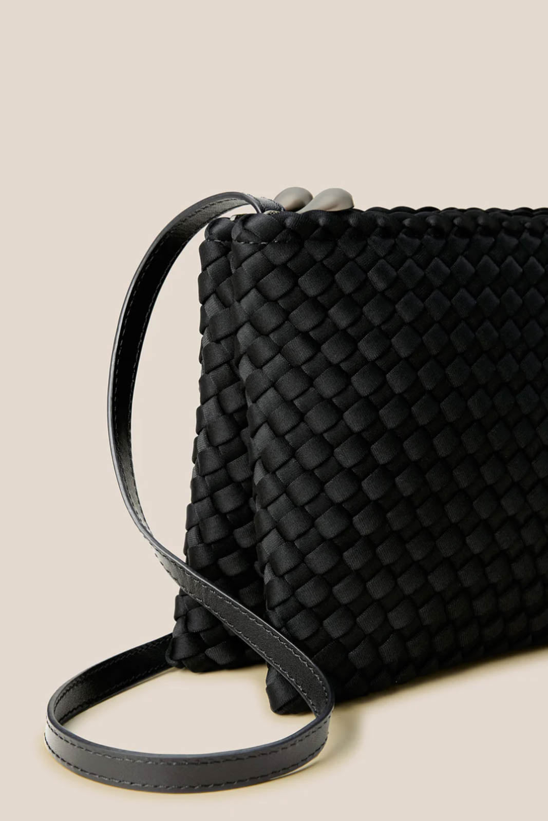 Naghedi, Tasche Soho Envelope Crossbody in Onyx