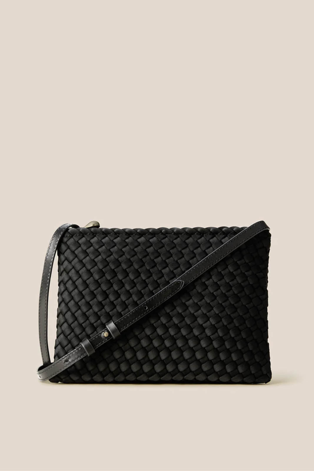 Naghedi, Tasche Soho Envelope Crossbody in Onyx