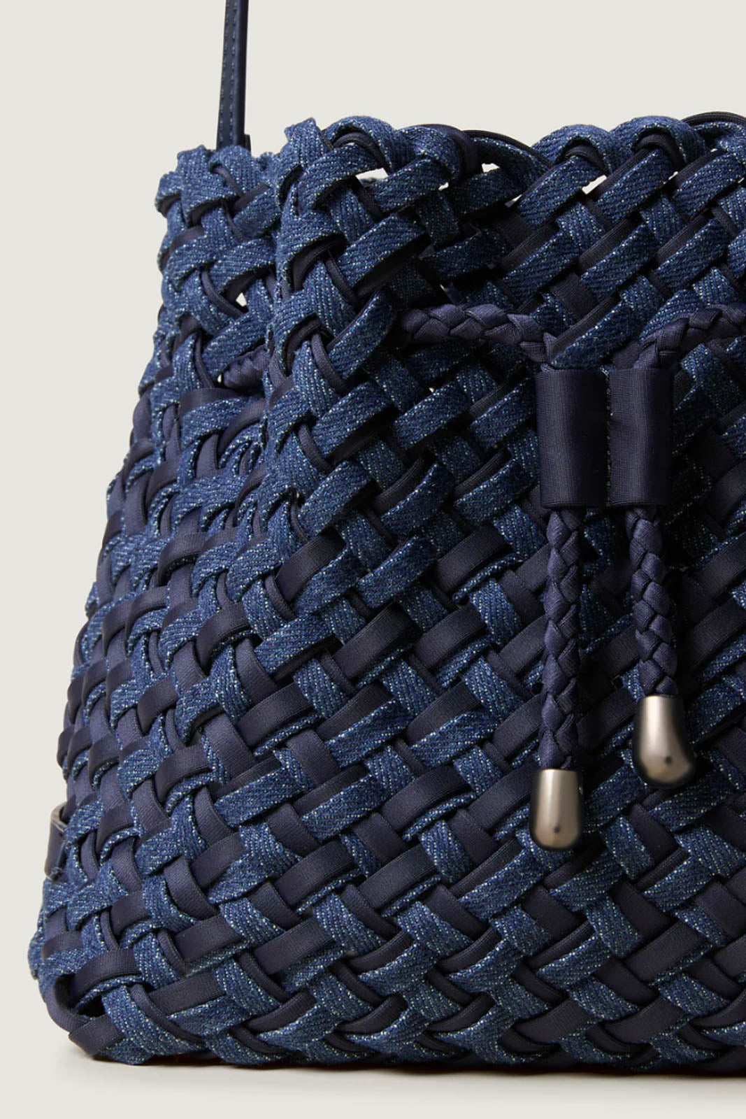 Naghedi, Tasche Gramercy Medium Bucket Double Weave in Indigo