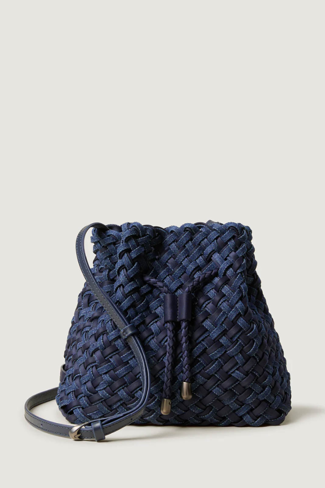 Naghedi, Tasche Gramercy Medium Bucket Double Weave in Indigo