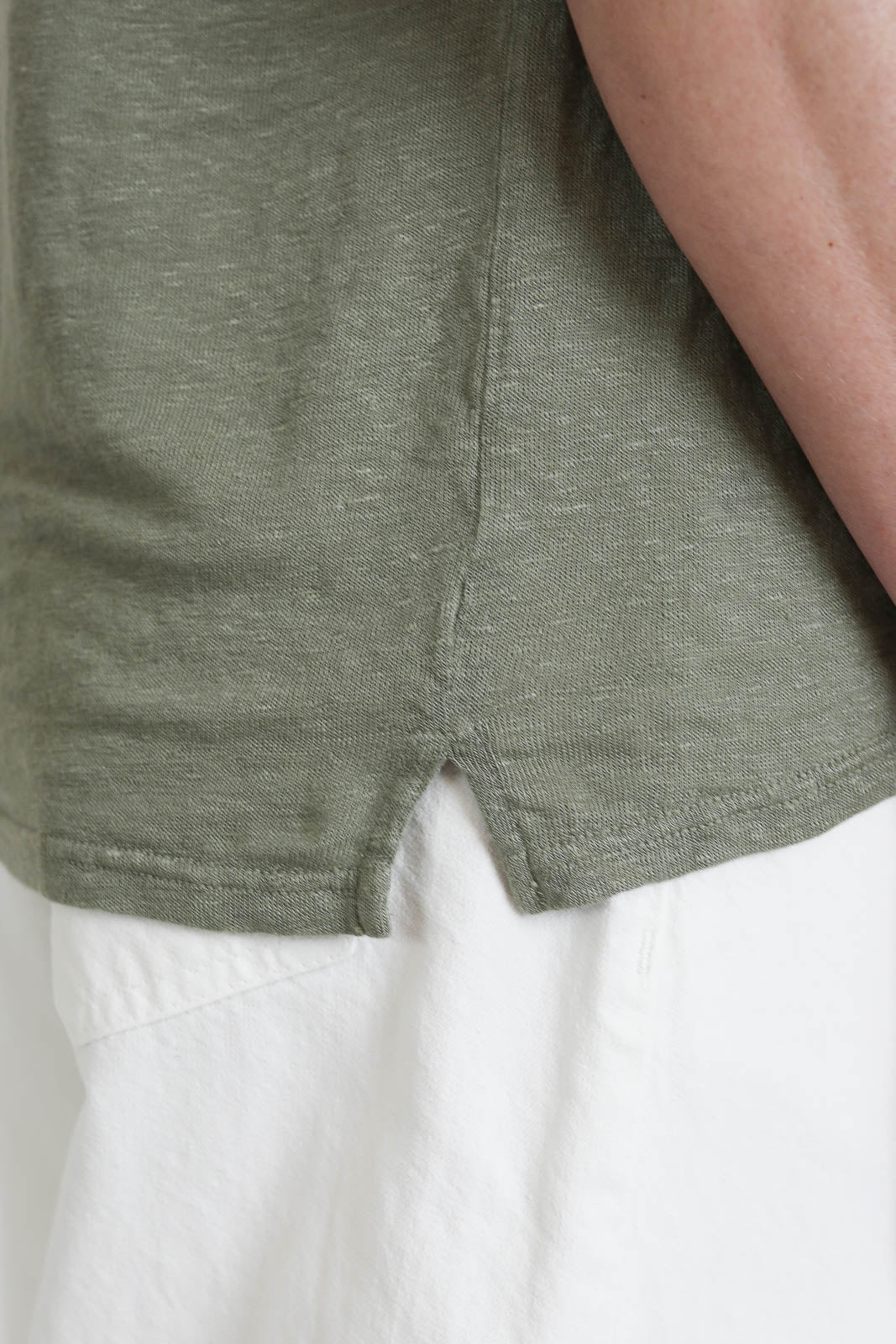 Bowery, T-Shirt V-Neck in Sage