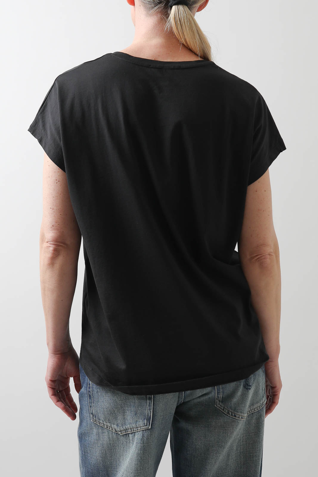 Vestibule Garderobe, T-Shirt Oversized V-Neck in Schwarz