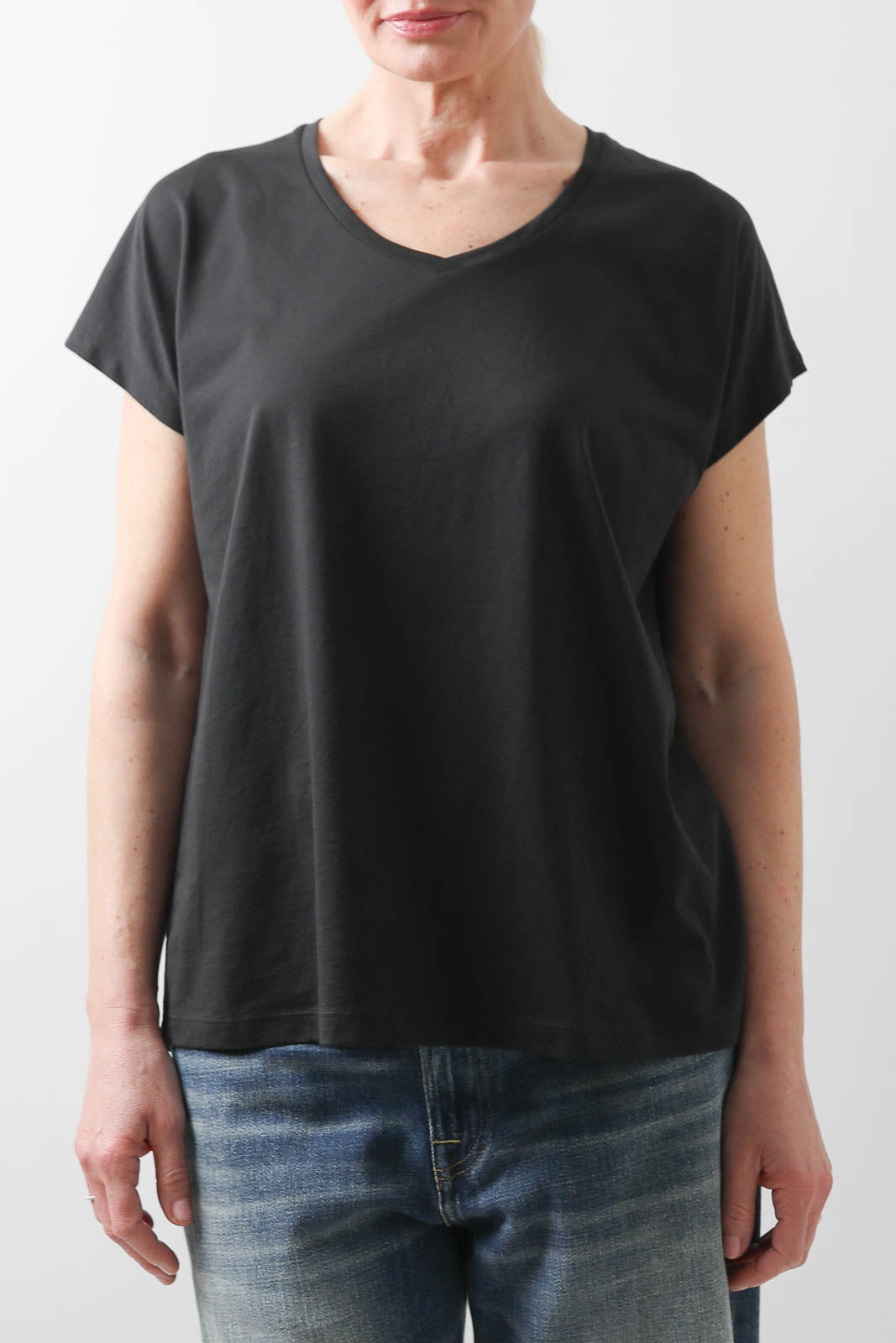 Vestibule Garderobe, T-Shirt Oversized V-Neck in Schwarz