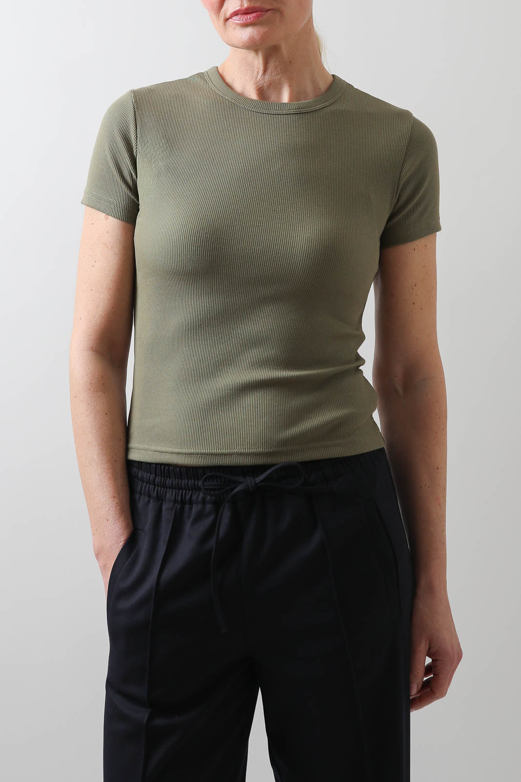 Vestibule Garderobe, T-Shirt Rib in Aceituna