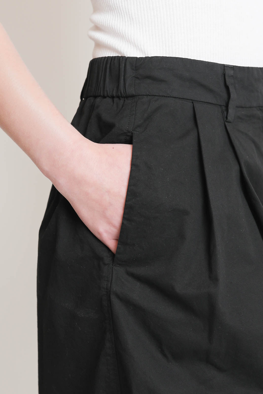 Pomandère, Shorts mit Bundfalten in Schwarz