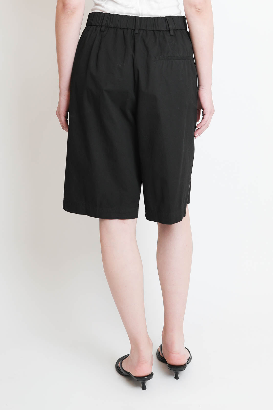 Pomandère, Shorts mit Bundfalten in Schwarz