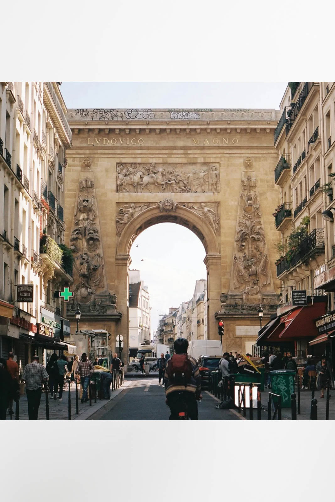 New Mags, Buch A Week Abroad-Paris