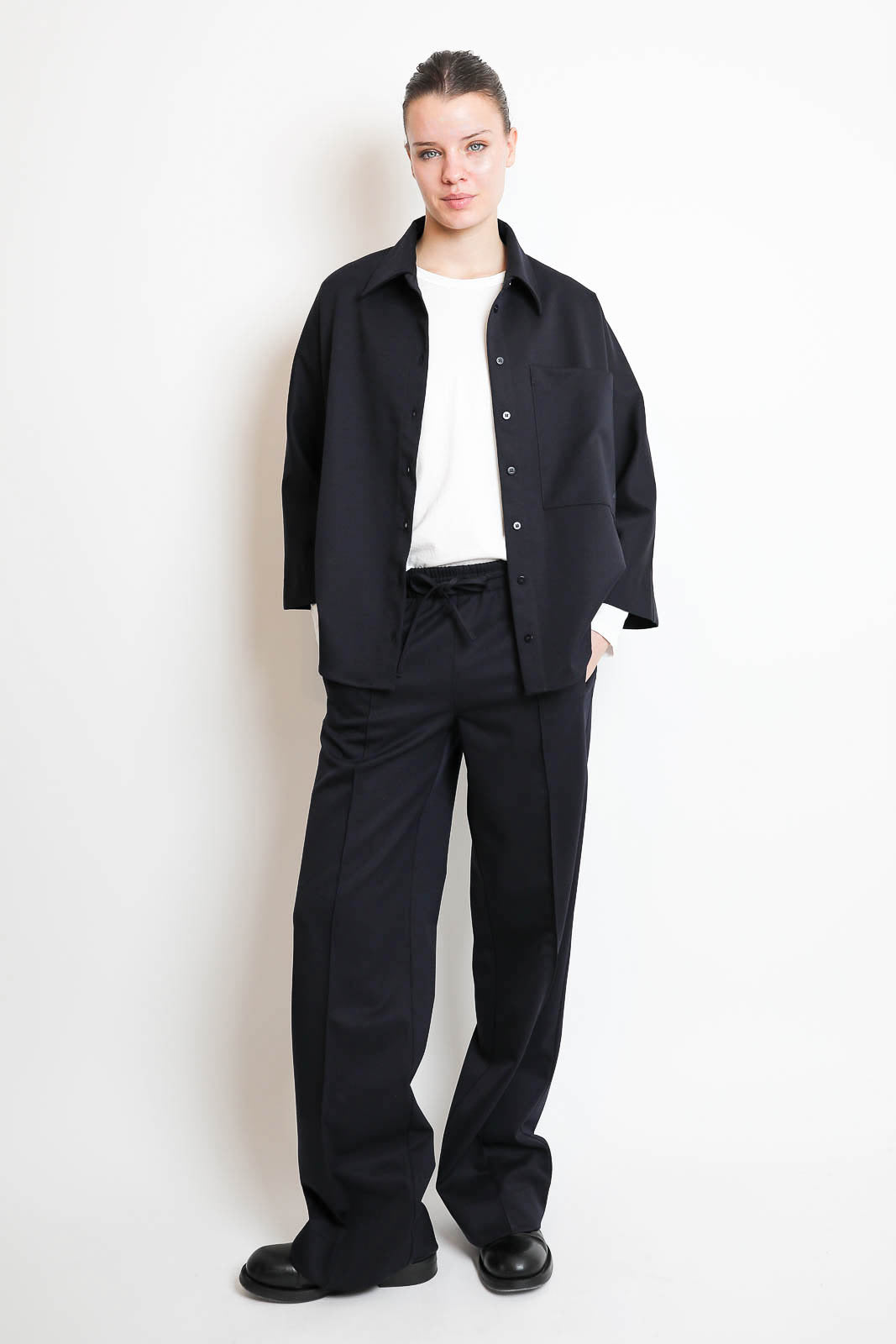 Vestibule Garderobe, Hose Essential in Navy