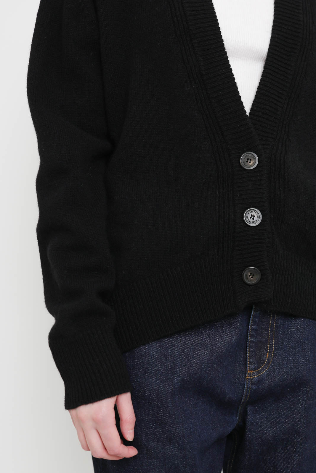 Atomo Factory, Cardigan Smile Asimmetrico in Schwarz