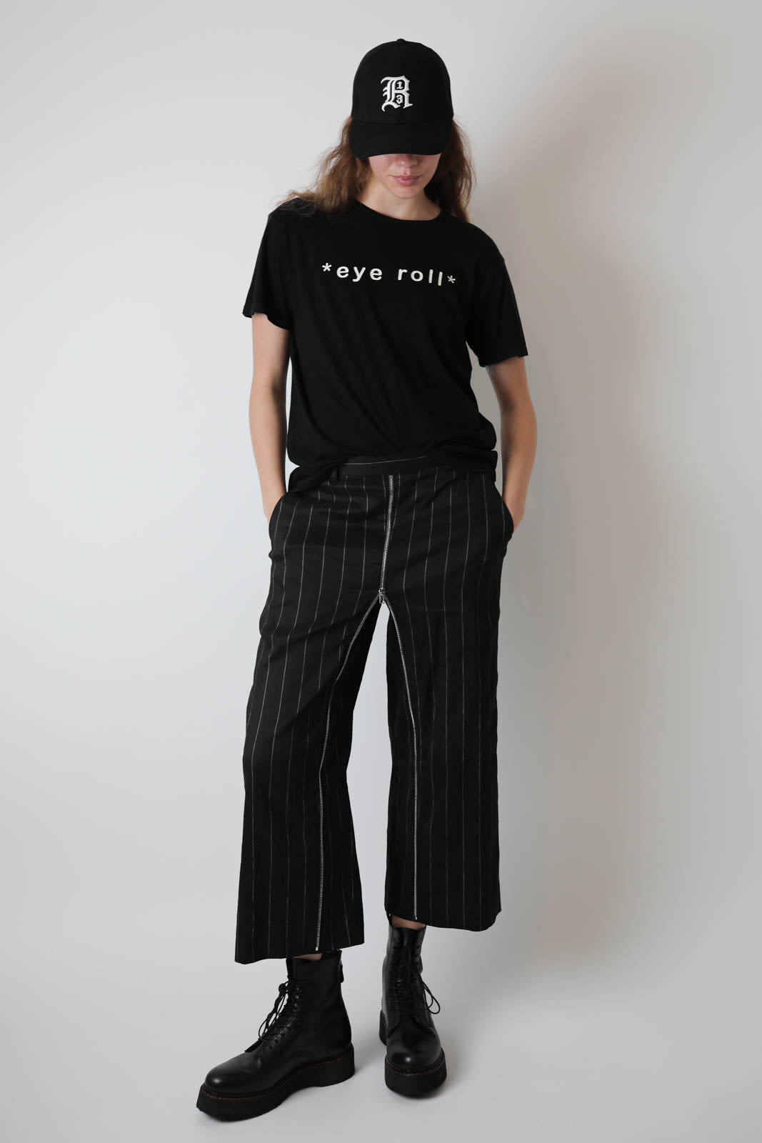 R13, pantalon à fermeture éclair sur le devant, noir et argent à fines rayures