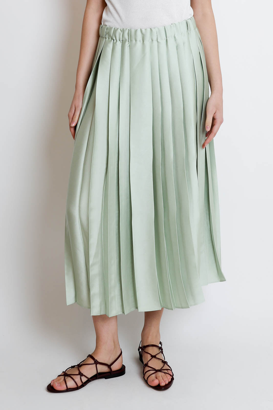 Rock Feather Weight Pleated in Sage