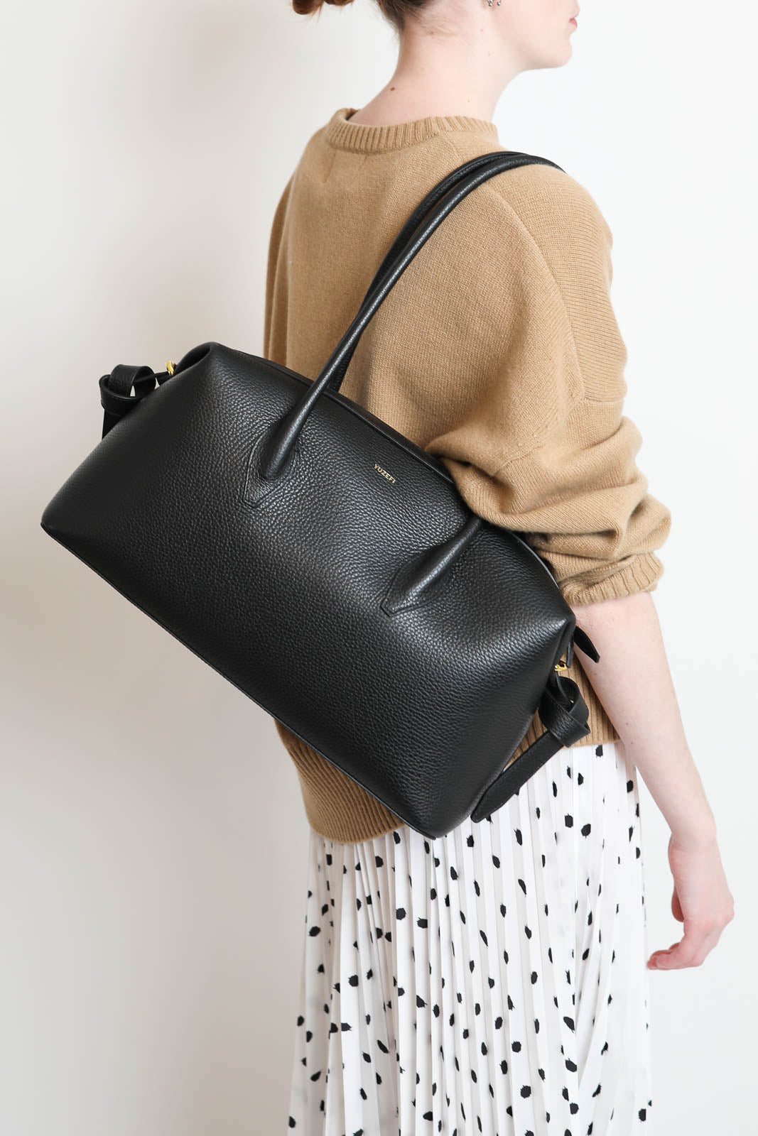 Yuzefi, Tasche Brioche Duffle in Schwarz