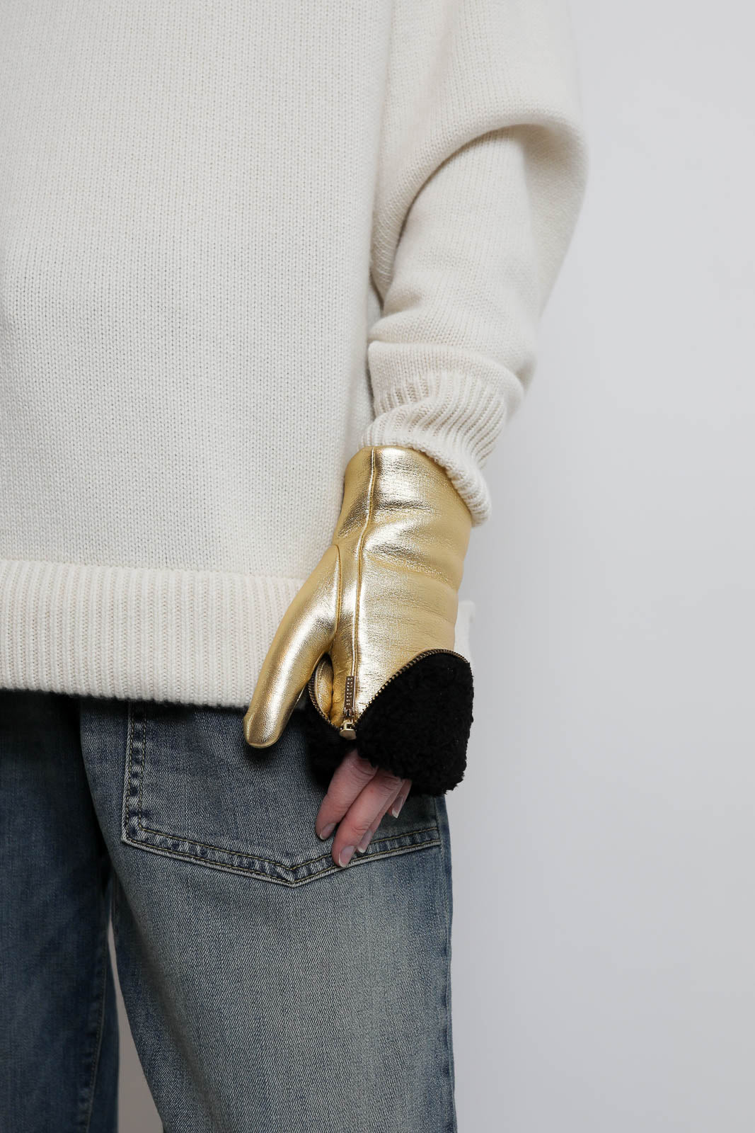 Aristide, gloves in gold/black