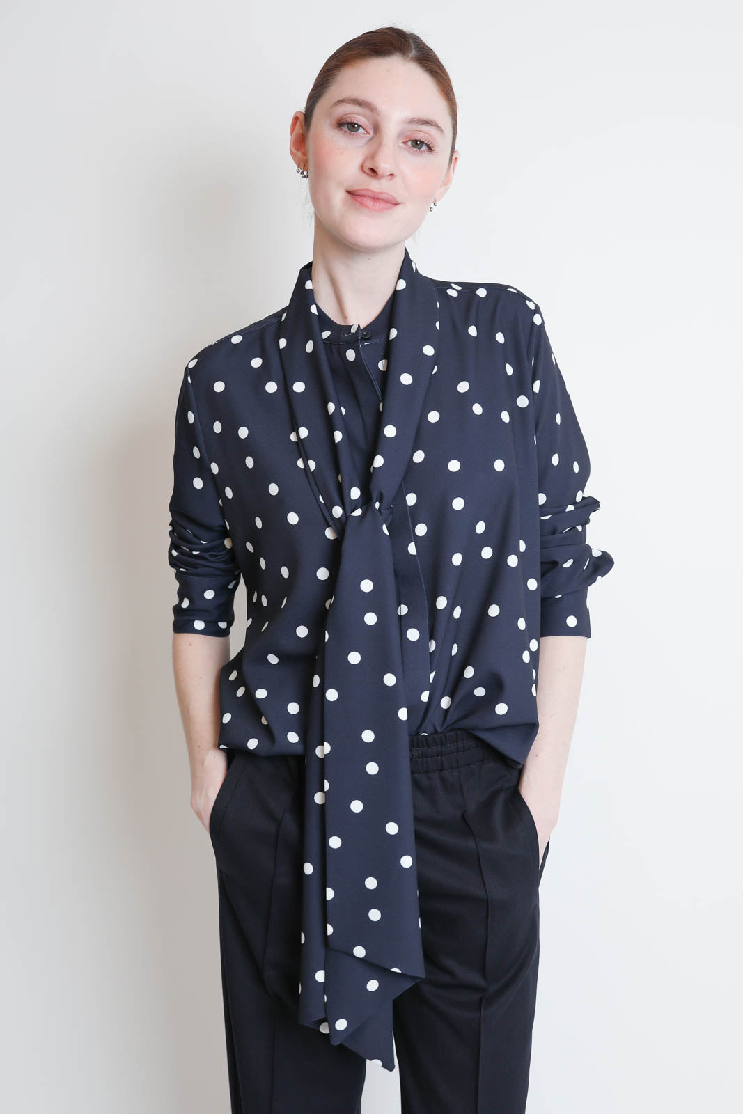 Atelier 1985, Bluse Conny in Tupfen Blau