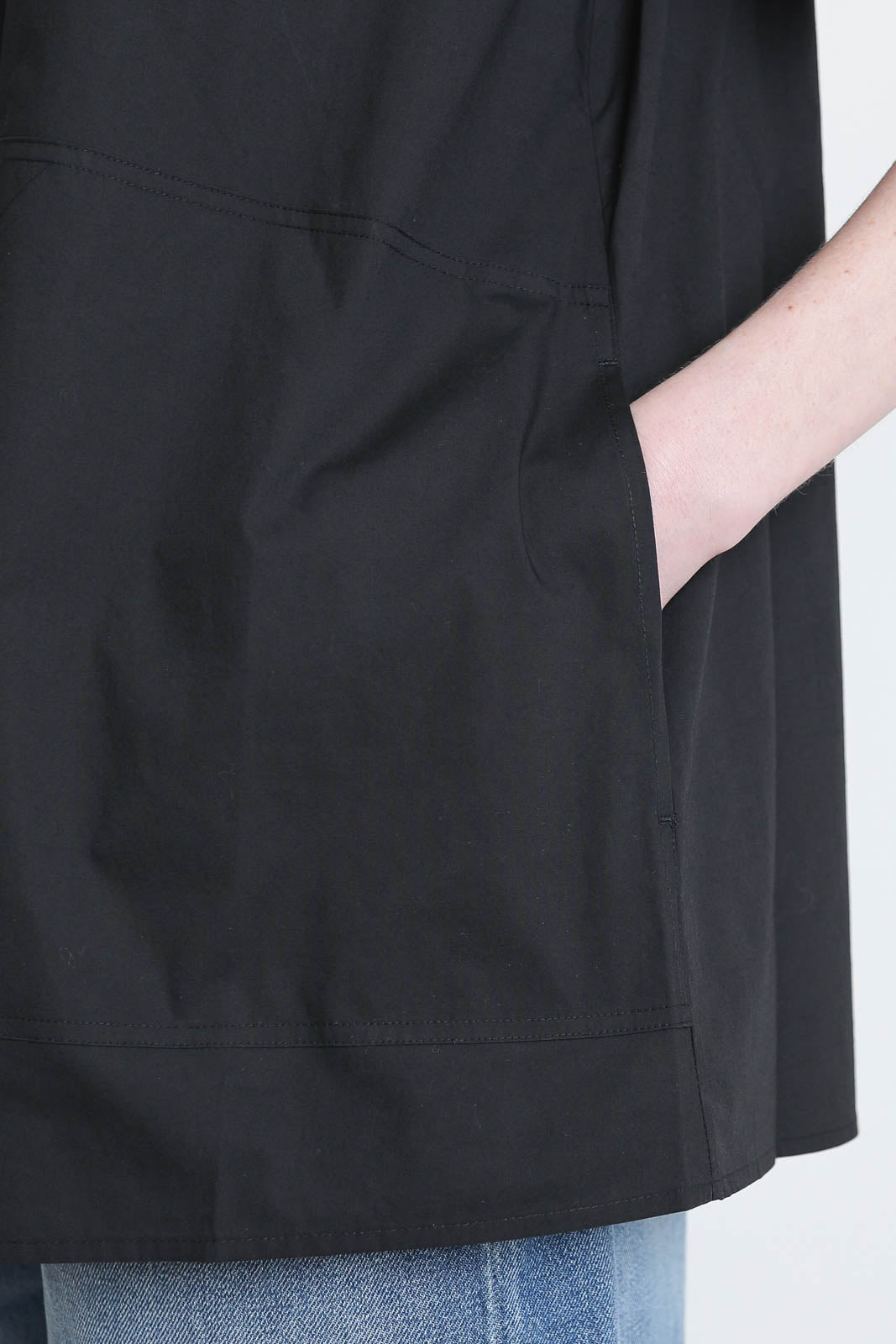 Lee Mathews, Top Poplin Tee in Schwarz