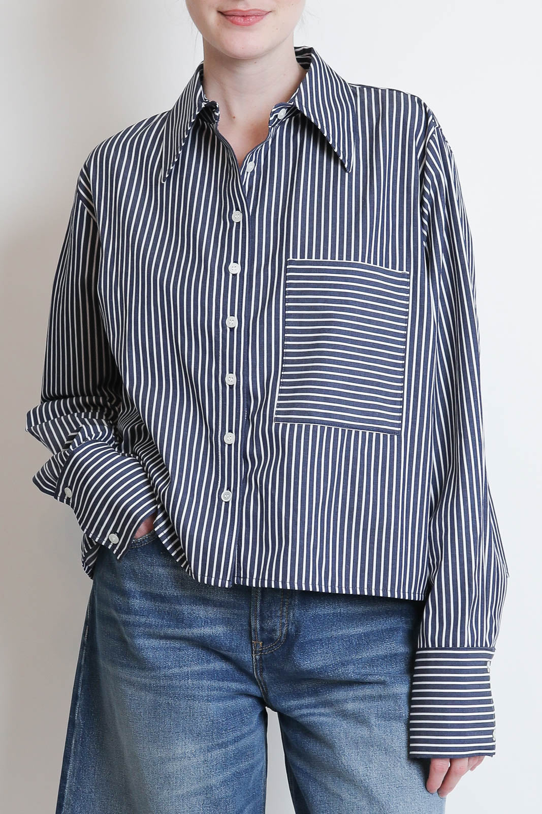 Atelier 1985, Bluse Kevin Crop in Blau/Weiss