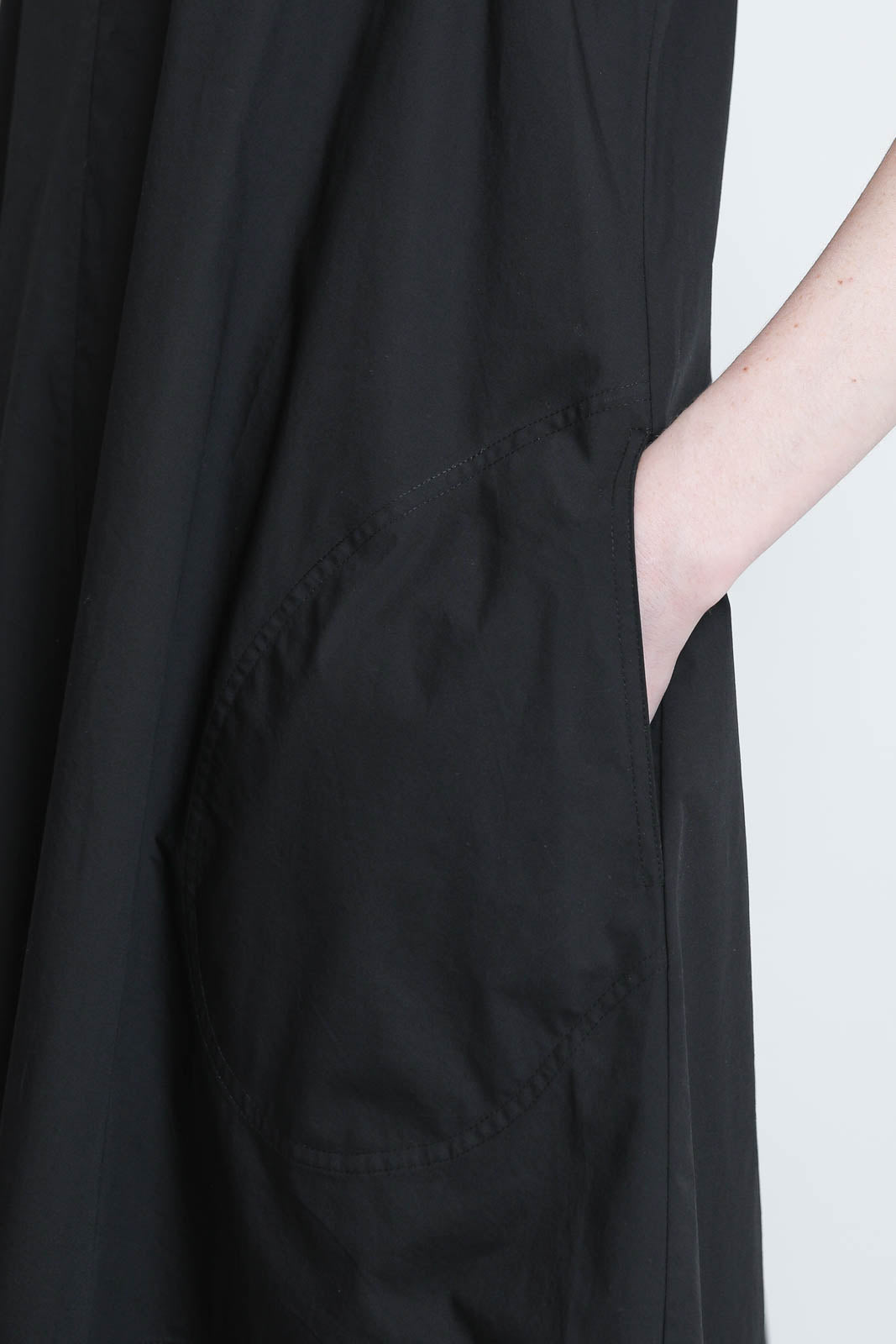 Lee Mathews, Kleid Poplin Apron in Schwarz