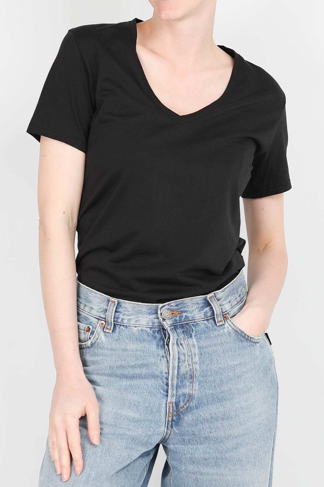 T-Shirt V-Neck in Schwarz