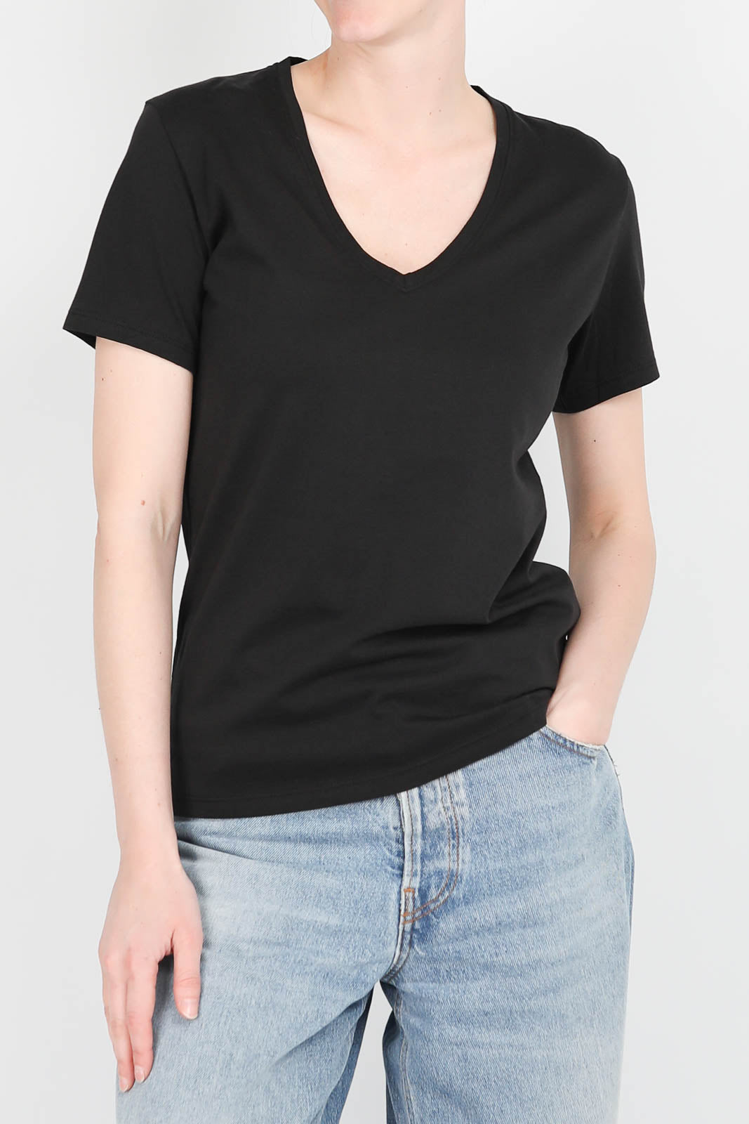 T-Shirt V-Neck in Schwarz