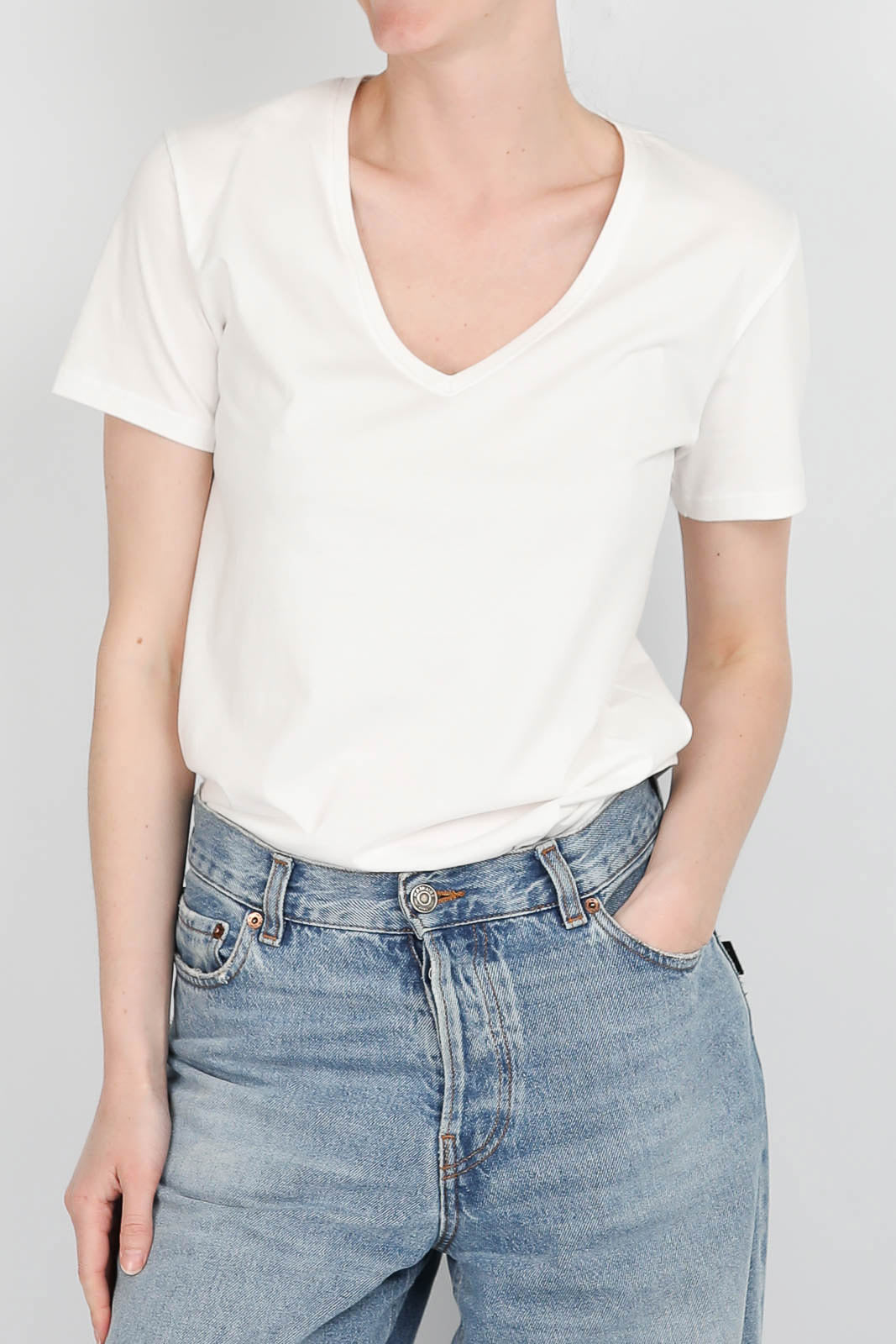 T-Shirt V-Neck in Weiss
