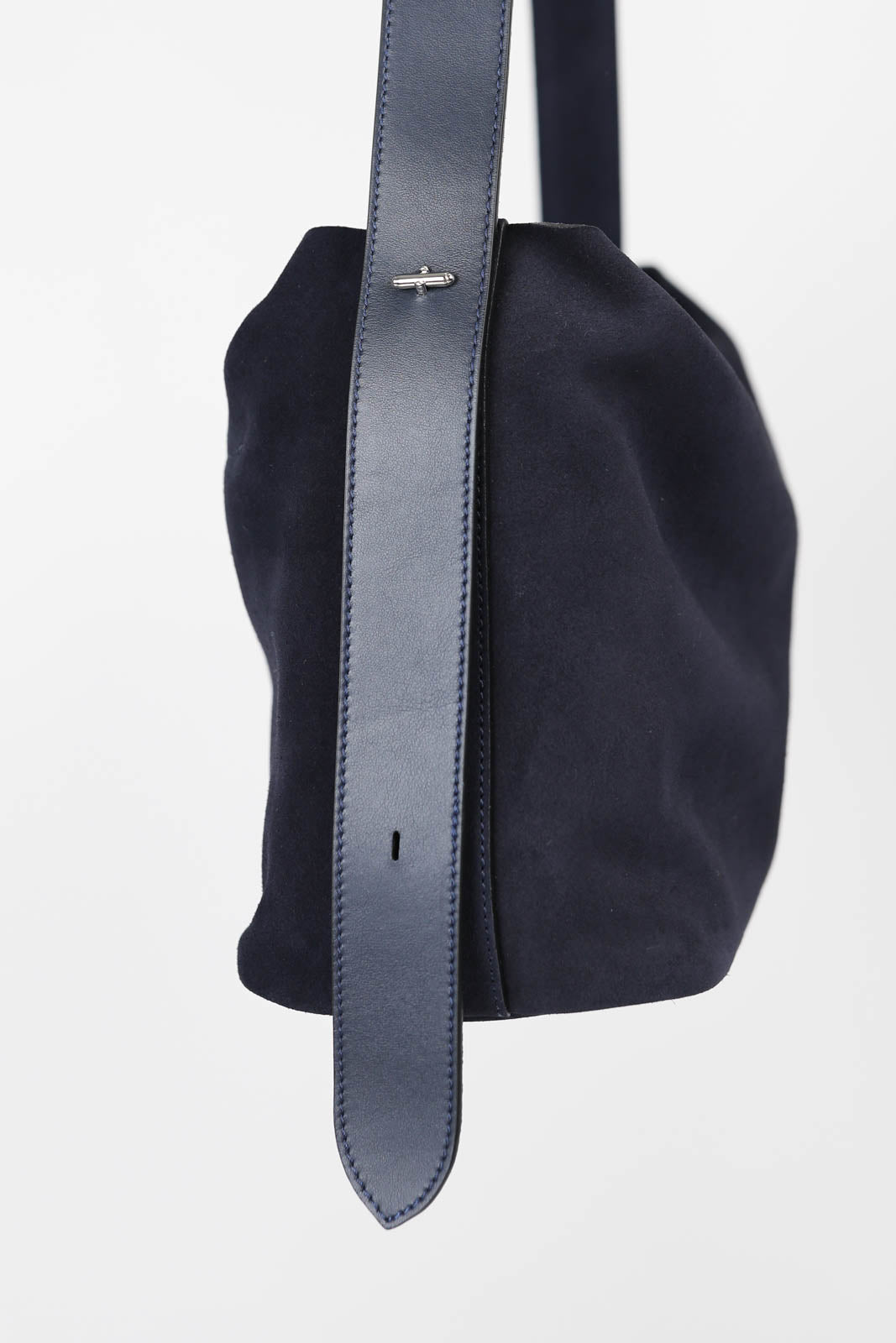 Tasche Dee aus Wildleder in Night