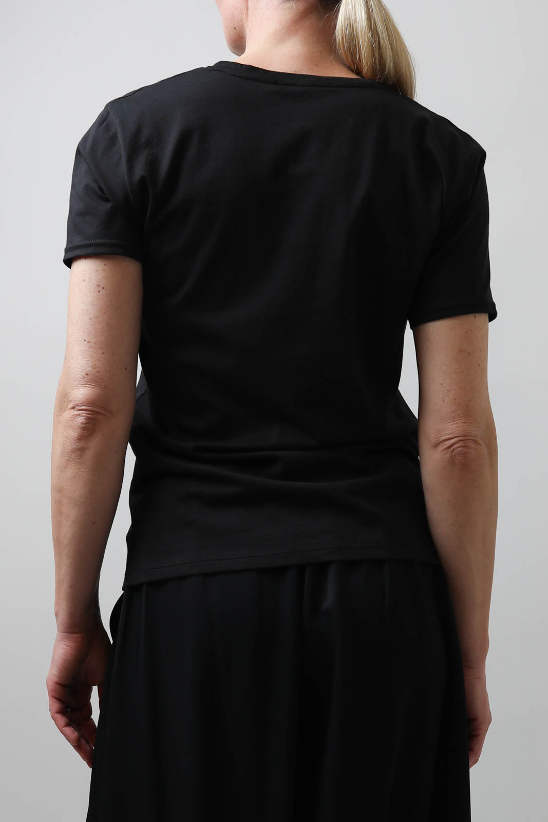 Vestibule Garderobe, T-Shirt V-Neck in Schwarz