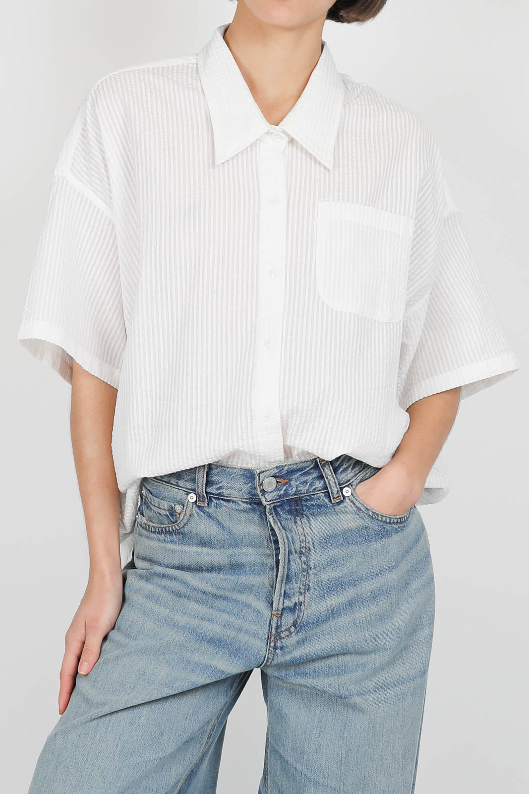 Blouse with short sleeves in white seersucker