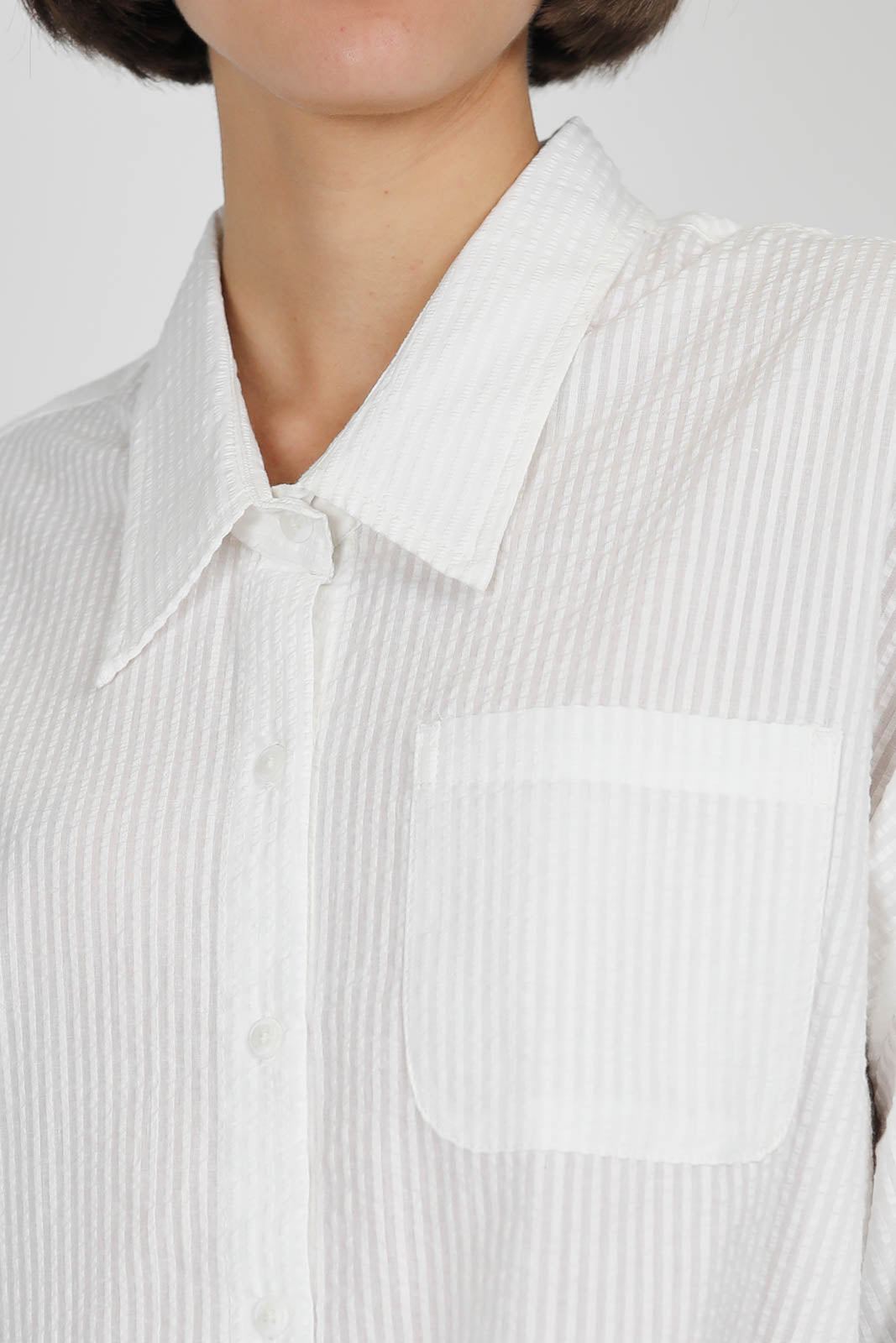 Blouse with short sleeves in white seersucker