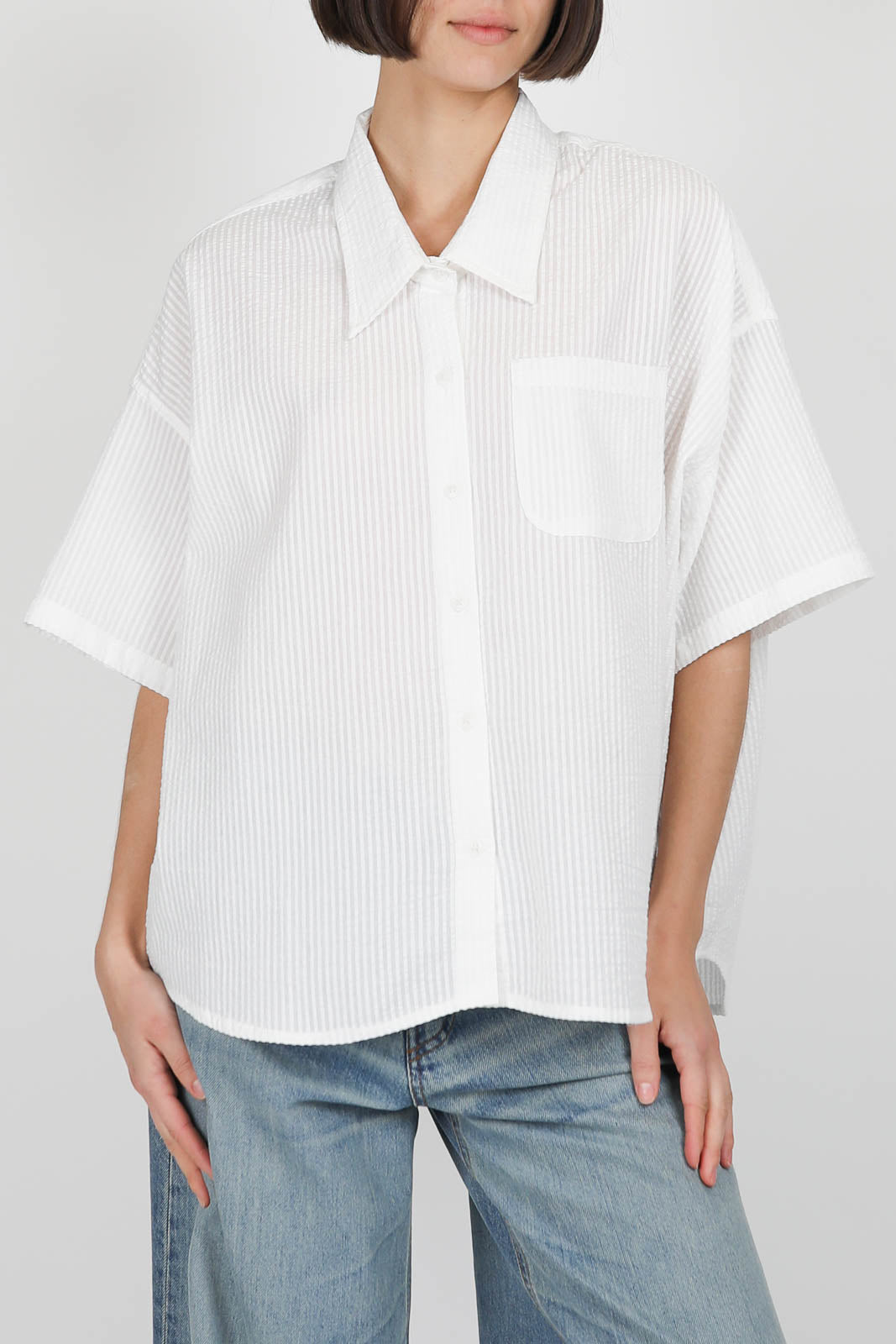 Blouse with short sleeves in white seersucker