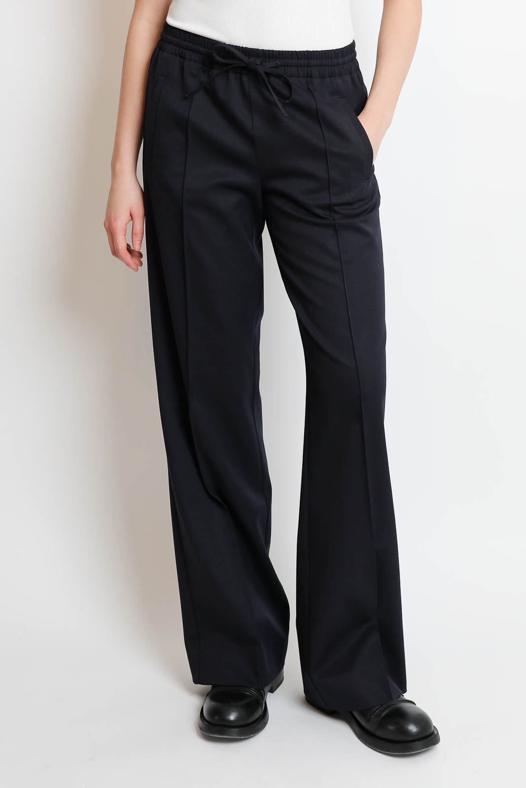 Vestibule Garderobe, Essential pants in navy