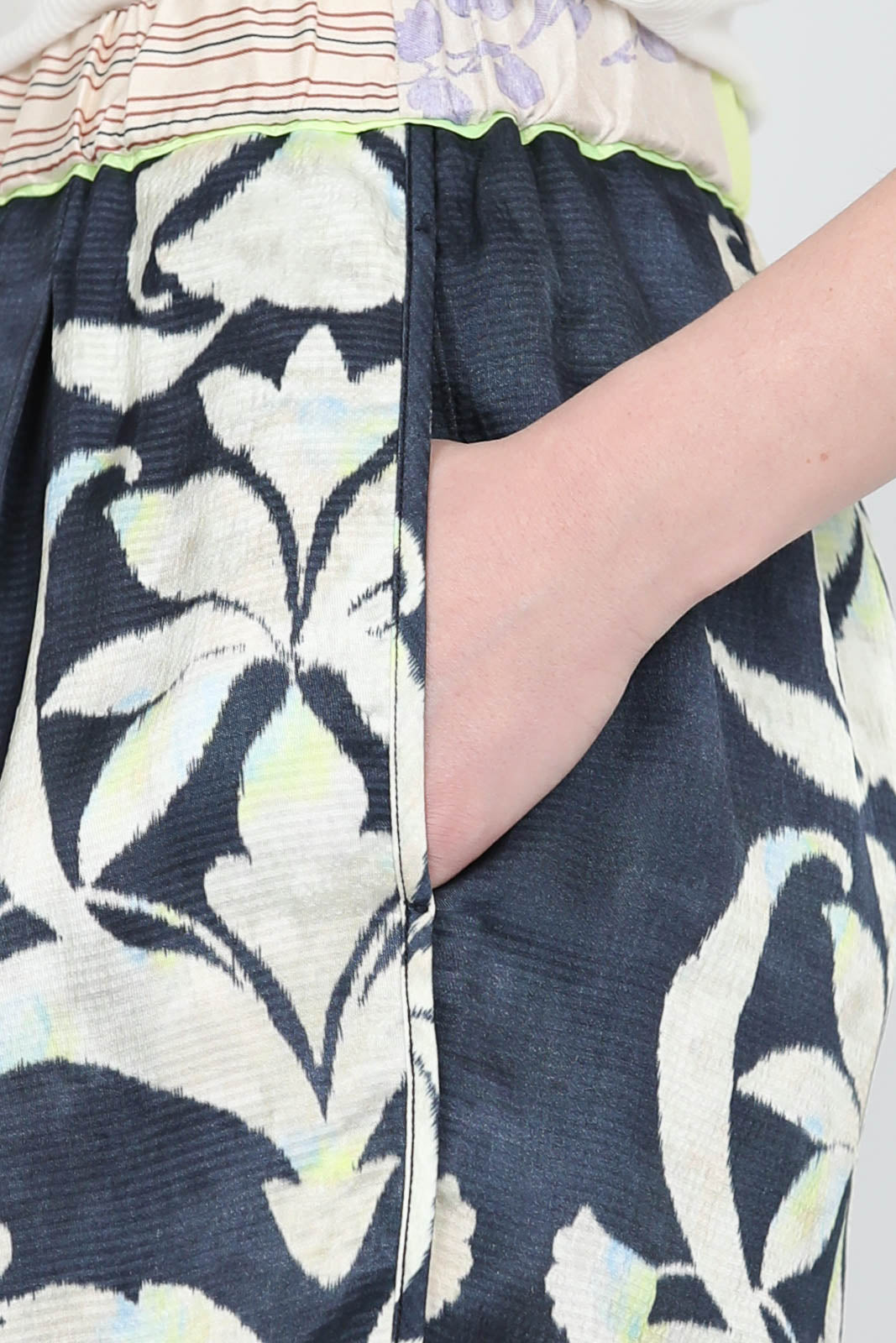 Secret Lily shorts in Oltremare