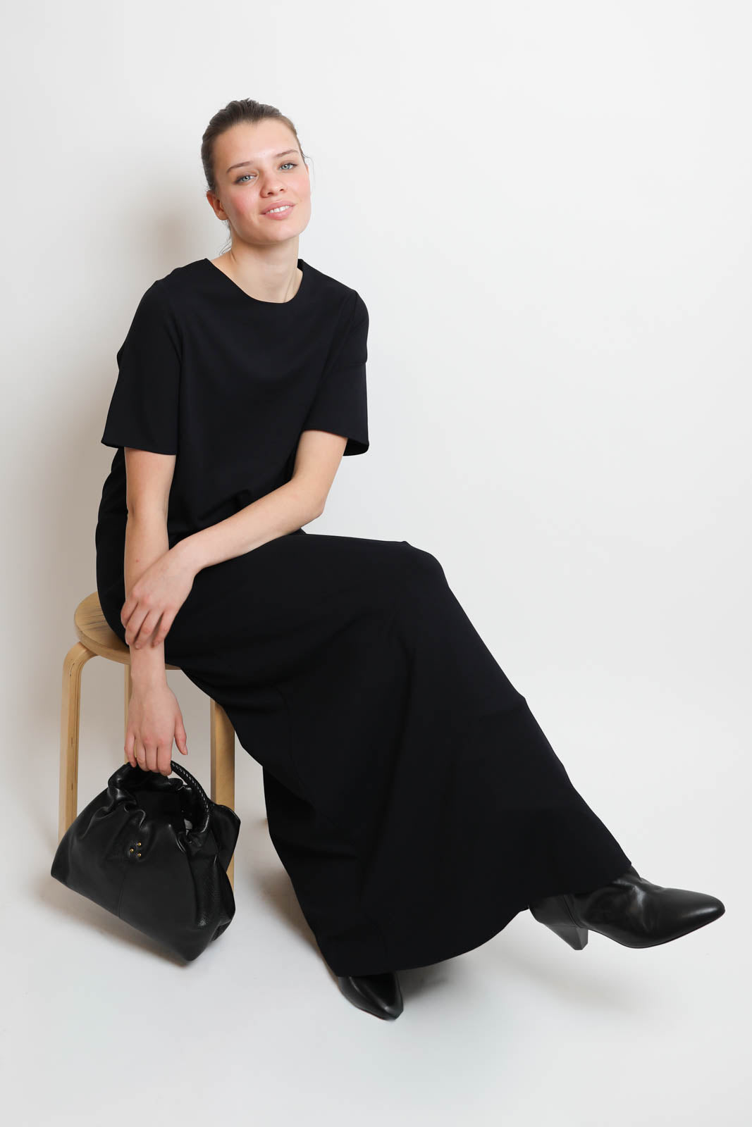 Vestibule Garderobe, Toujours dress in Dark Sapphire