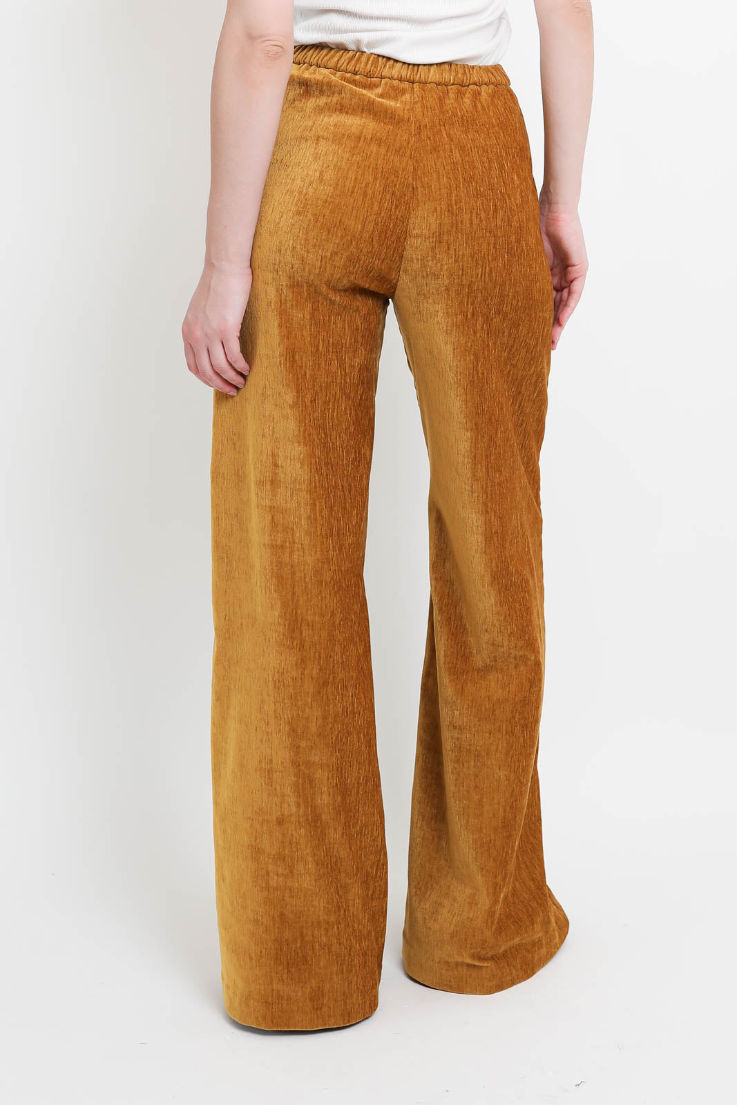 Velvet trousers in amber