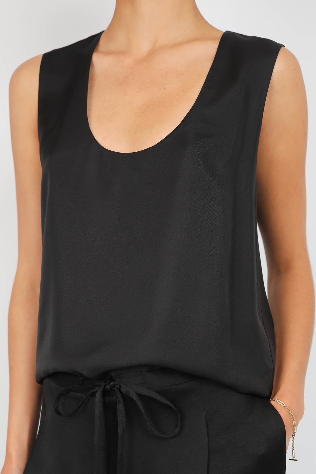 Top scoop-neck in black