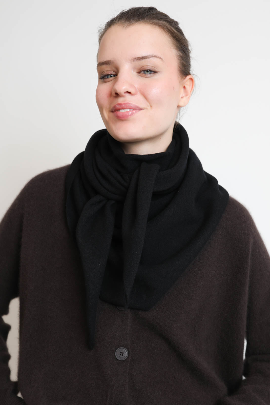 Extreme Cashmere, scarf Witch in Raven