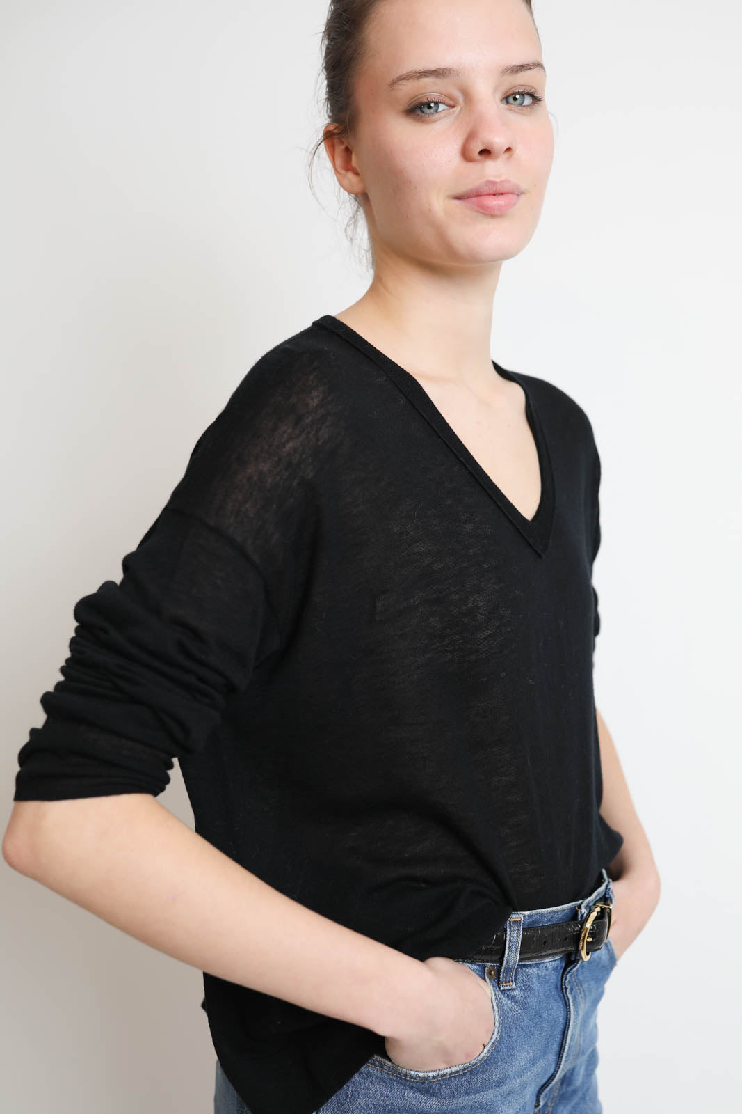 C. T. Plage, V-neck longsleeve pullover in black