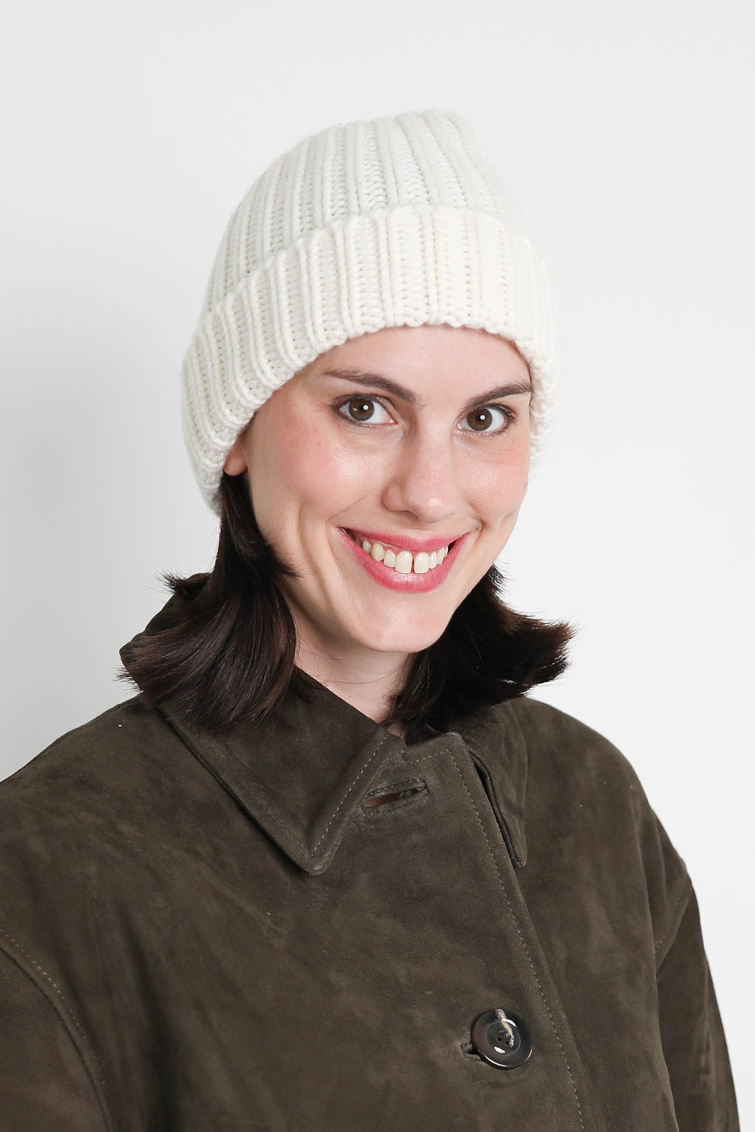 Warm Me, Alex hat in white