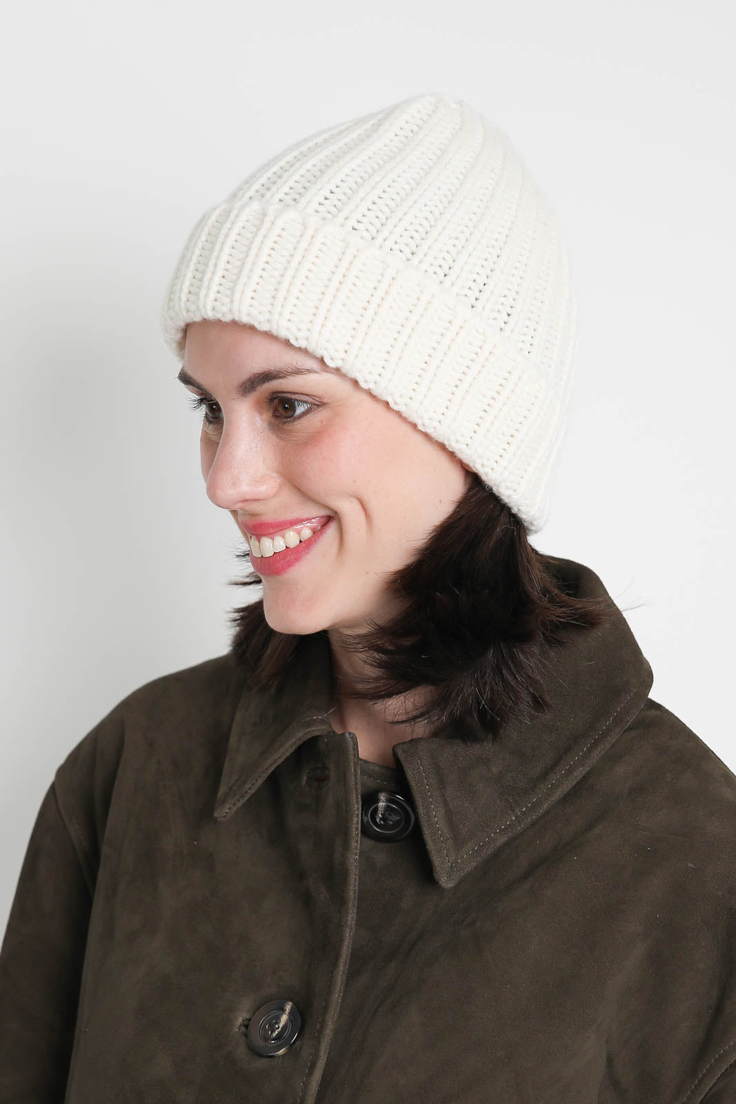 Warm Me, Alex hat in white