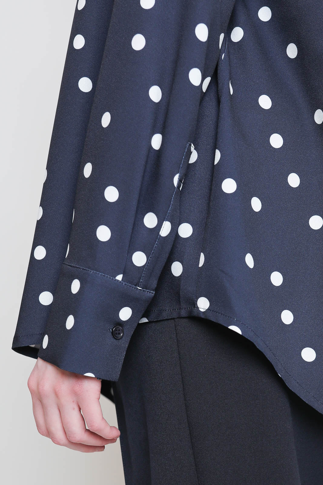 Atelier 1985, Conny blouse in blue polka dots