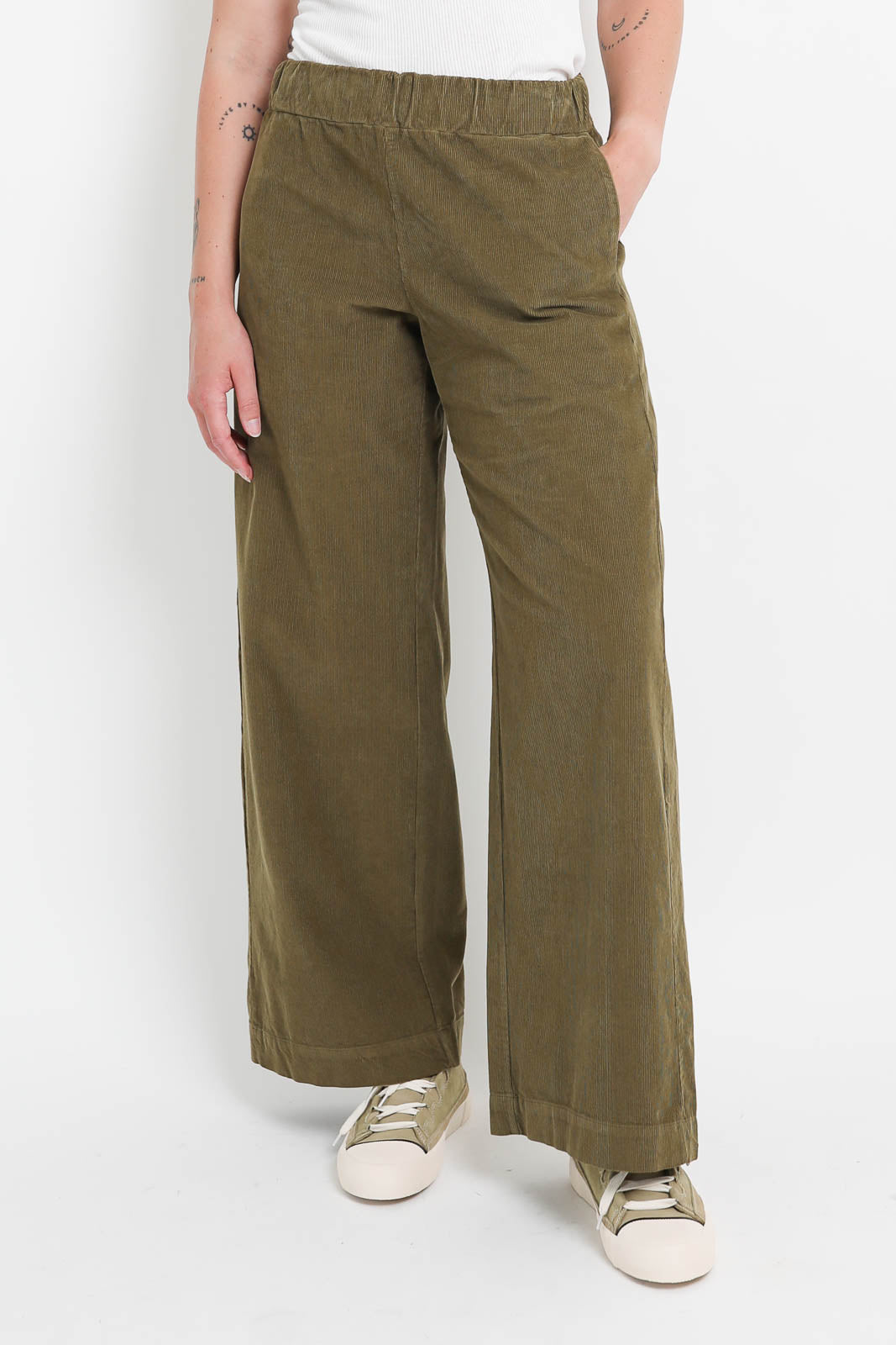 Labo.Art pants Diana Sarca in Timo