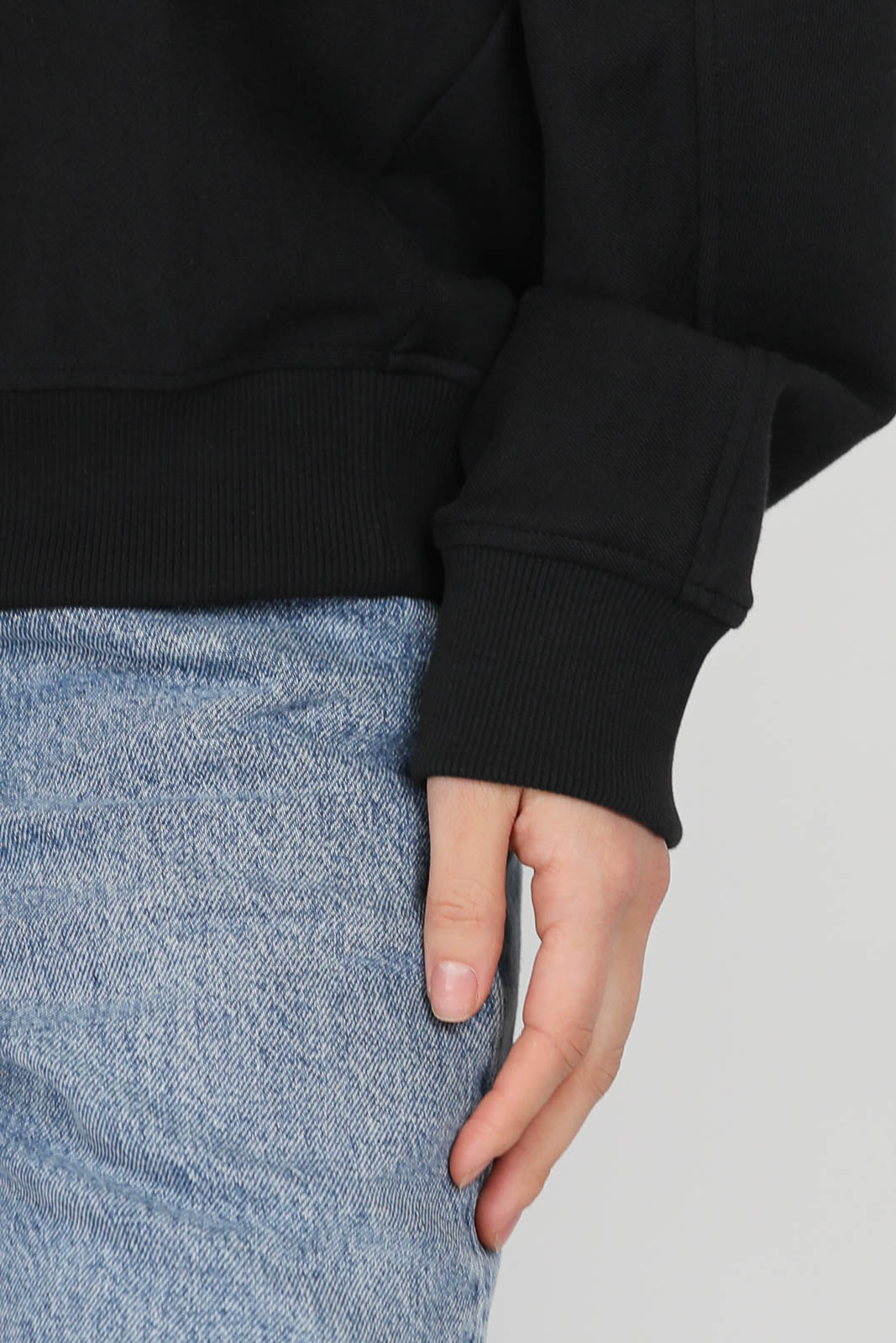 Light sweater in black