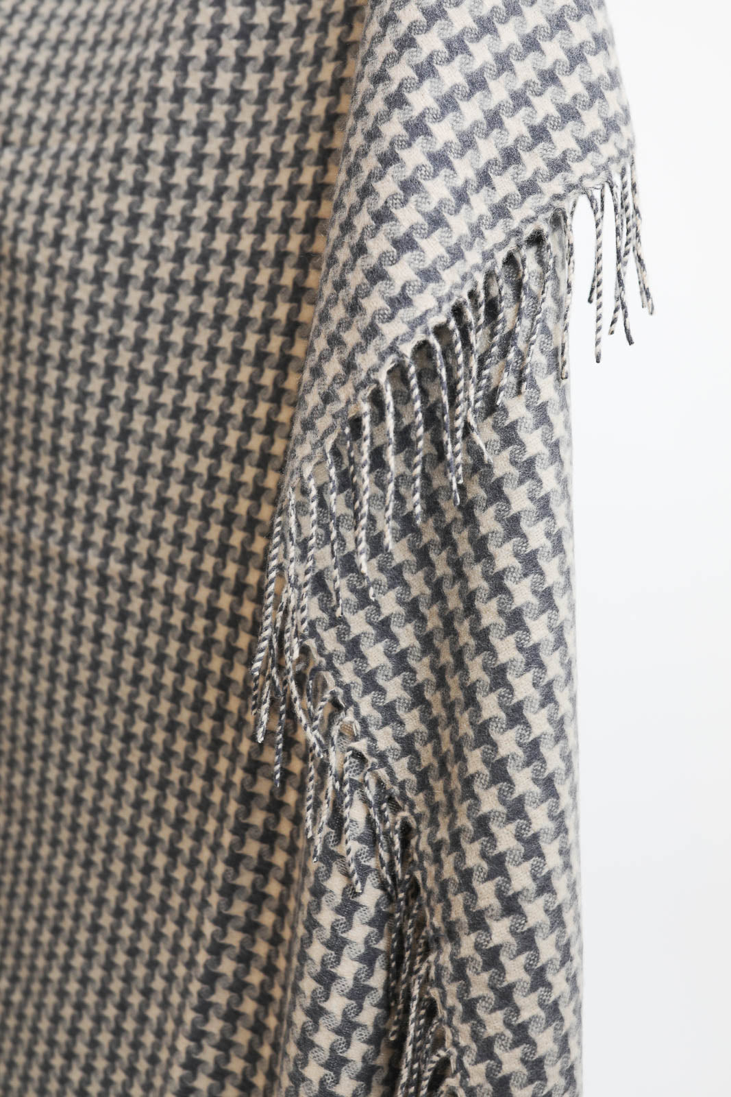 TBCo, Cashmere blanket in Charcoal Star Houndstooth