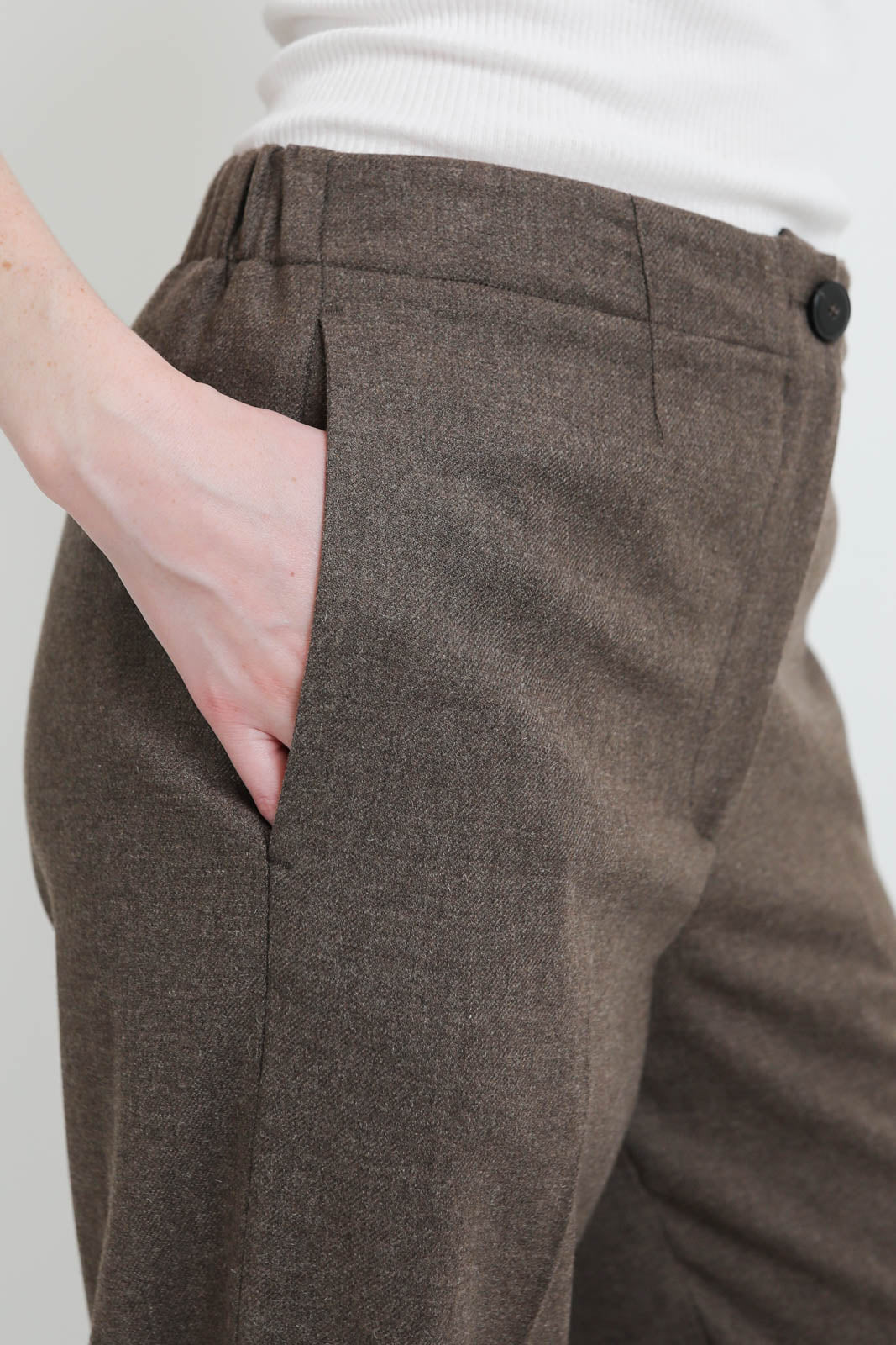 Pomandère, trousers with pleats in sigar