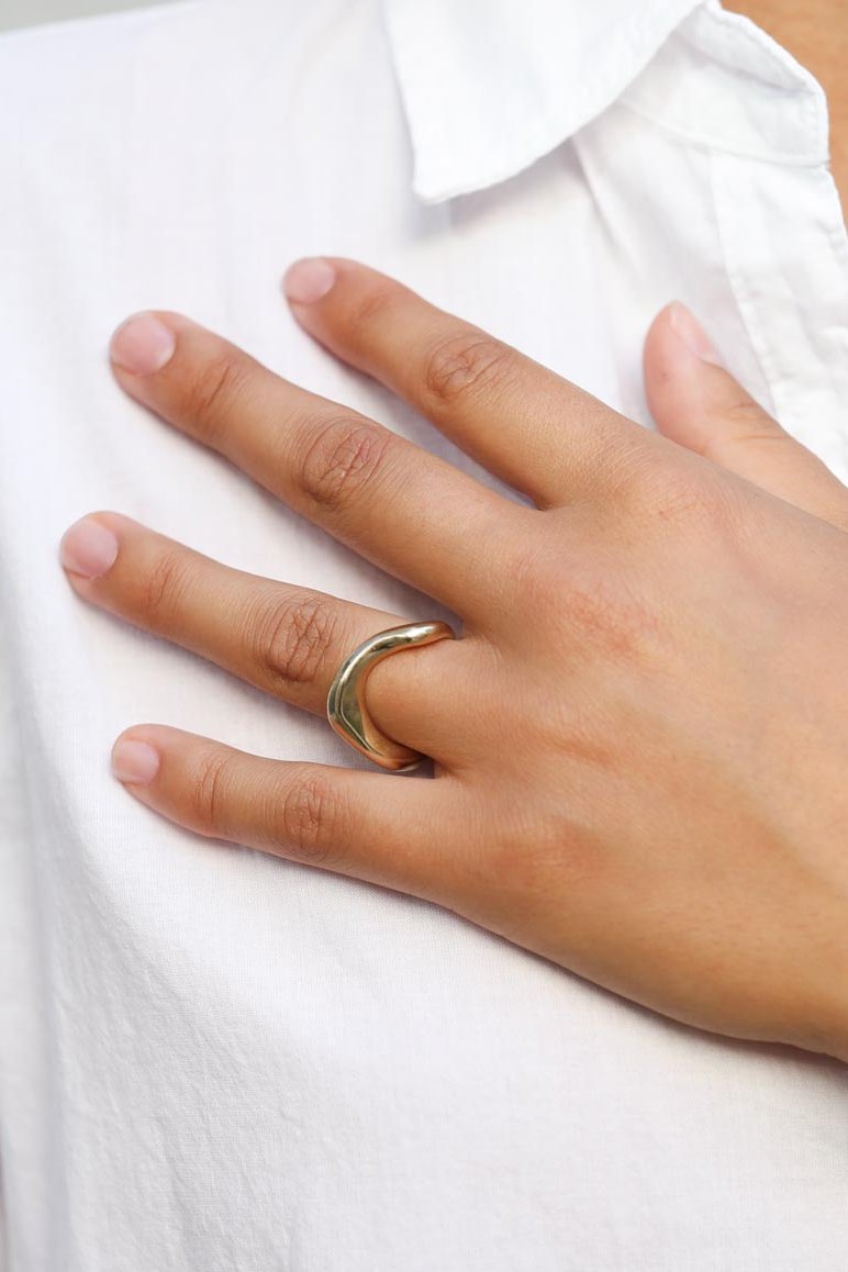 Wave Large ring in gold
