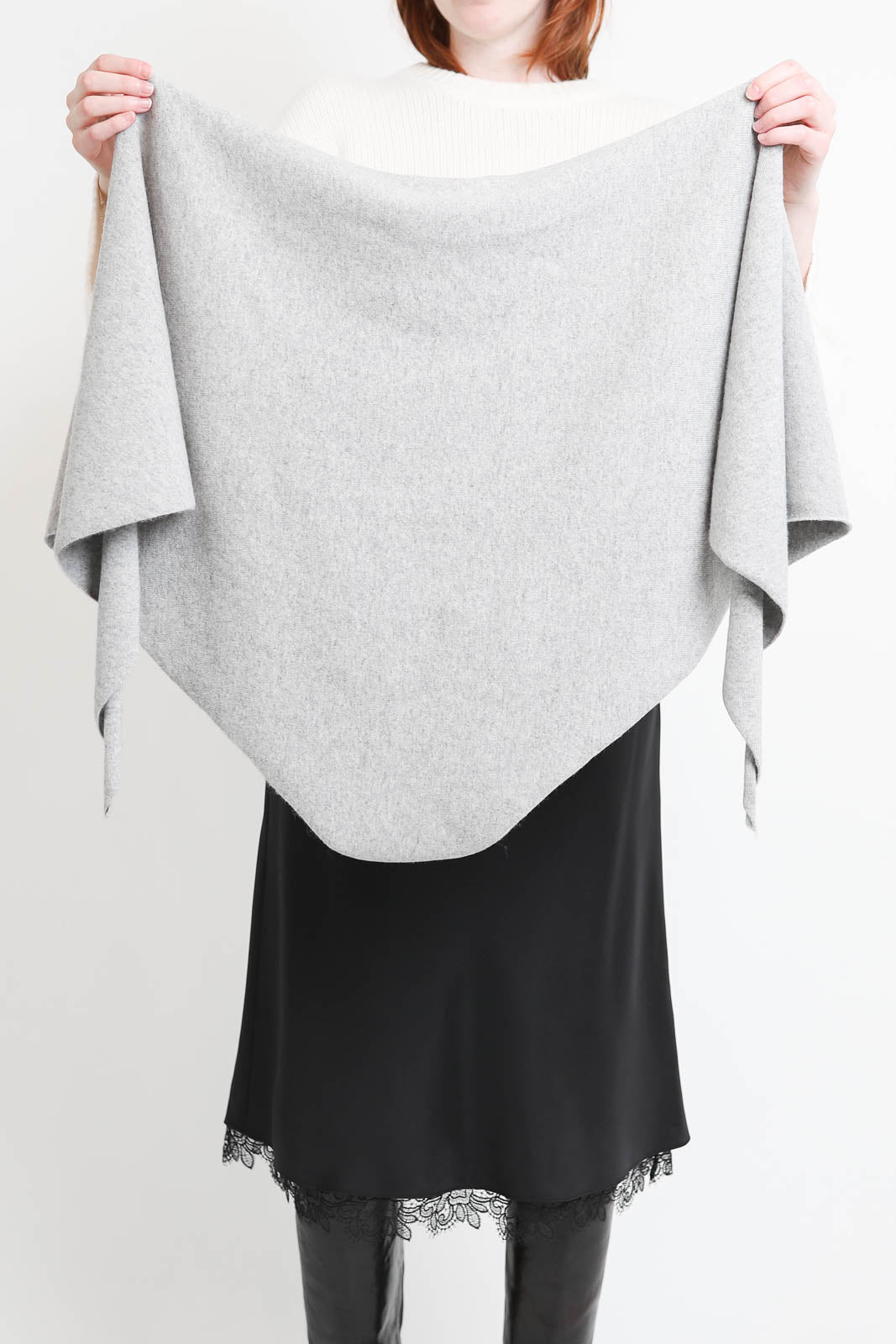 Extreme Cashmere, écharpe Witch en gris