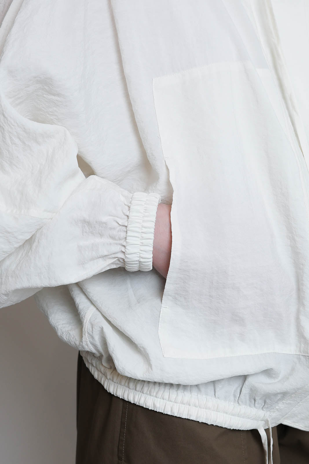 Lee Mathews, veste Alexia Bomber en couleur naturelle