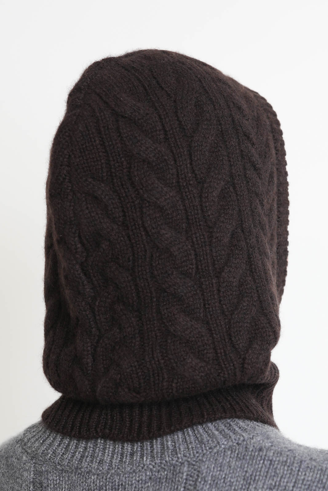 Lisa Yang, casquette Balaclava Ylda in Dark Oak