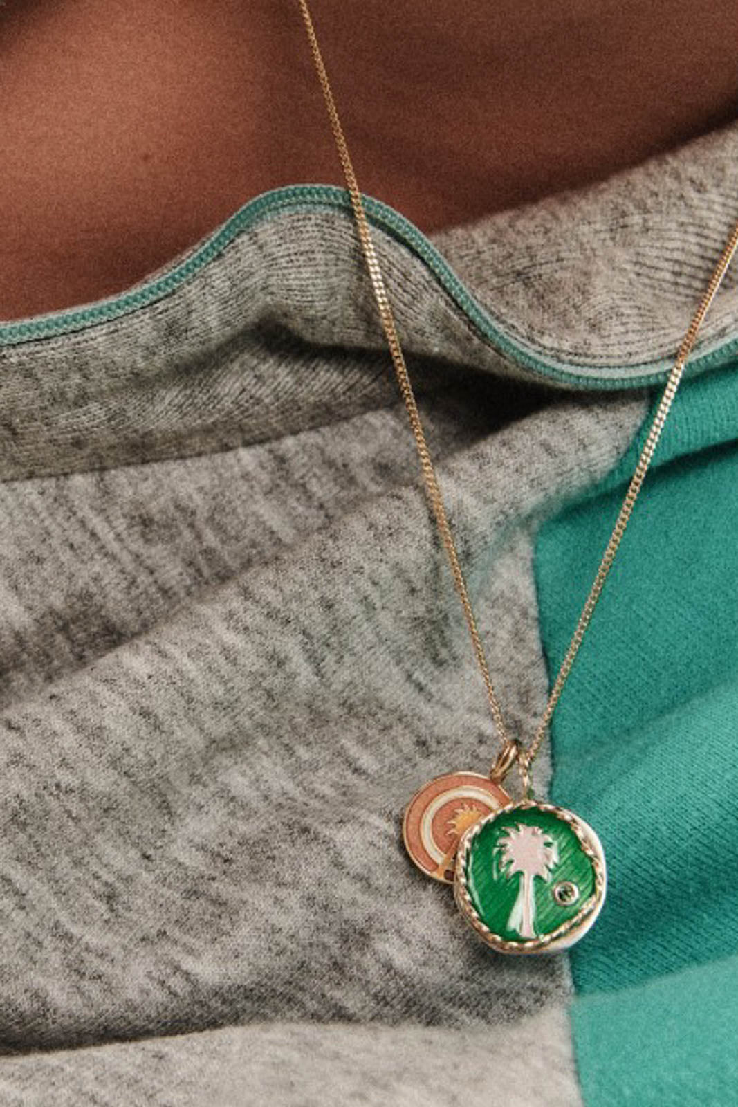 Pendentif Faro en émail rose